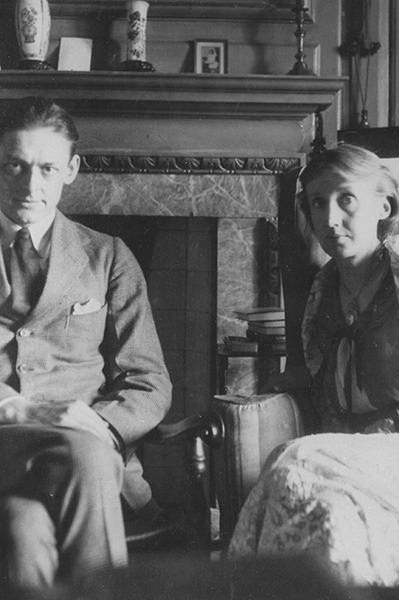 Virginia Woolf y TS Eliot en Garsington, tomadas por Lady Ottoline Morrell en junio de 1926.