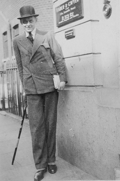Fotografía de TS Eliot fuera de las oficinas de Faber & Gwyer en marzo de 1926.