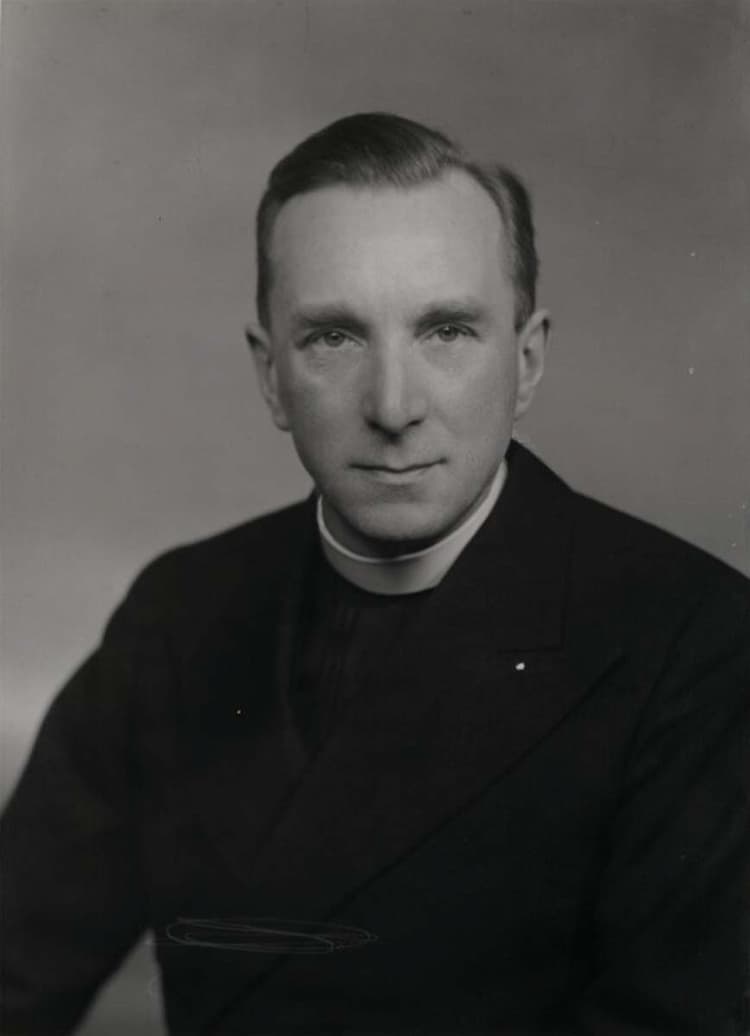 Vigo Auguste Demant by Elliott & Fry.