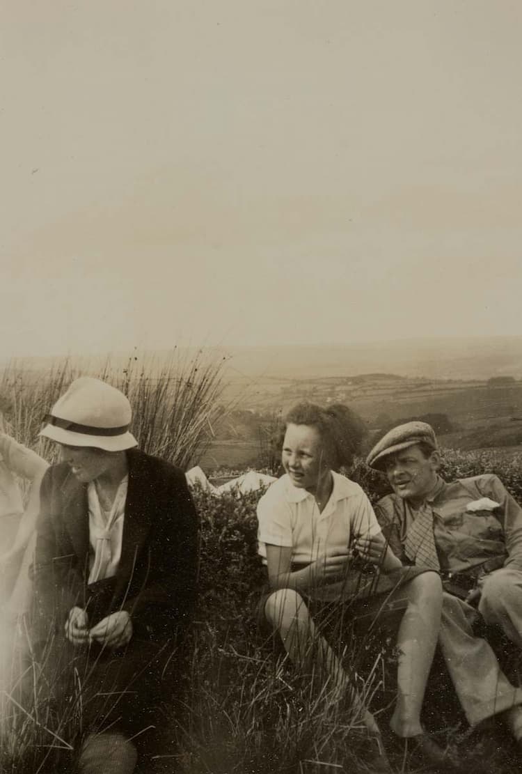 ‘Enclosed photographs of Enid, Ann and myself, evidently taken by Geoffrey on the grouse moor in Wales.’ (21 October 1933); Enid and Ann Faber with Eliot on the moor, Wales, August 1933.