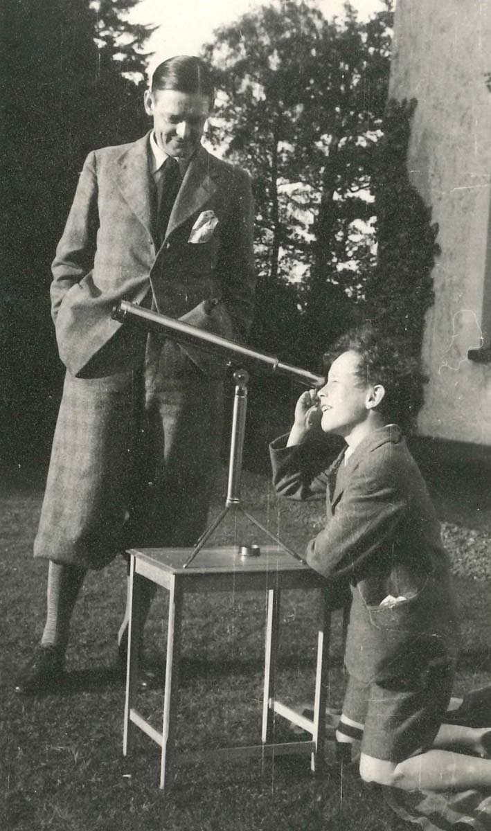 Tom Faber looking through the telescope given to him by Eliot at TyGlyn Aeron, Wales, August 1938.