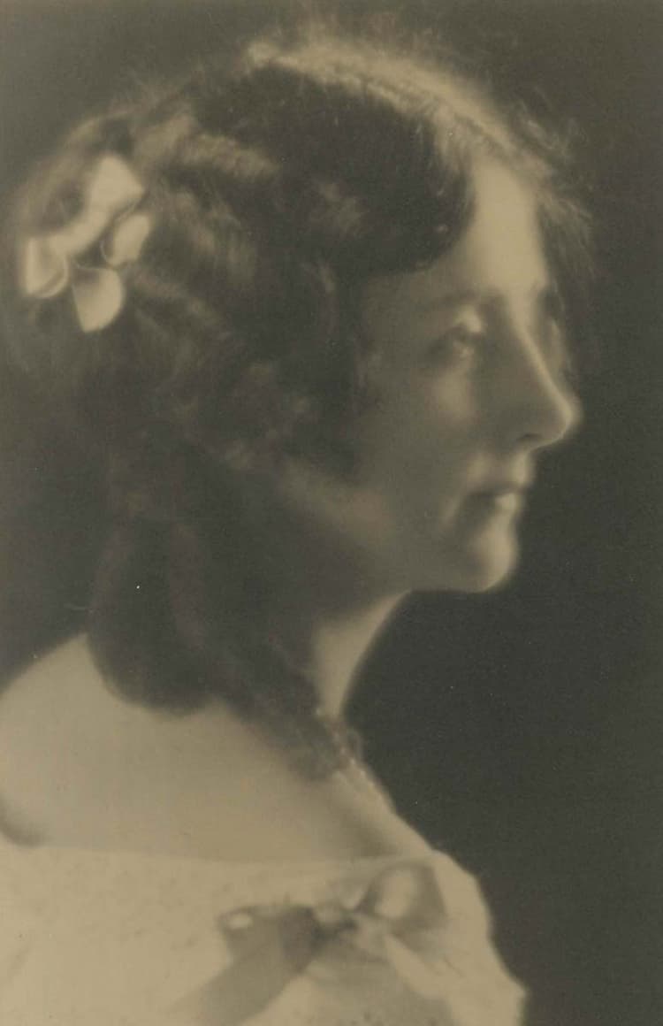 ‘My criticism of it is that though it [is] an excellent pose the photographer has rather sentimentalised it, and used that detestable trick (especially unappreciative for a profile of beautiful lines) blurring the outline and making it fuzzywuzzy [...] But I am glad to have the photograph.’ (19 February 1937); Emily Hale with bows in her hair, ca. 1910s–20s