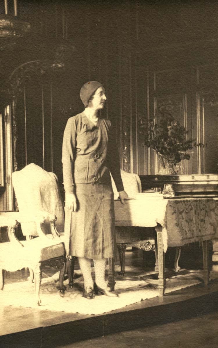 Hale speaking to the American Women's Club in London, 1930.