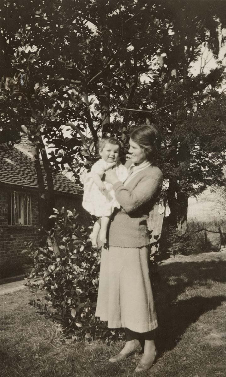 ‘… the small Susanna is very merry but only fifteen months old.’ (27 August 1933); Christina and Susanna Morley at Pike’s Farm, Surrey 1933.